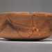 Il secondo  rappresentato da una ciotola in terracotta, dipinta con un motivo a festoni di colore rossastro. Anche questo reperto, risalente agli ultimi secoli del VI millennio a.C.